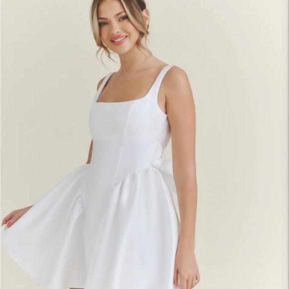 Chic Ivory Wedding Dress - Picture 4 of 6